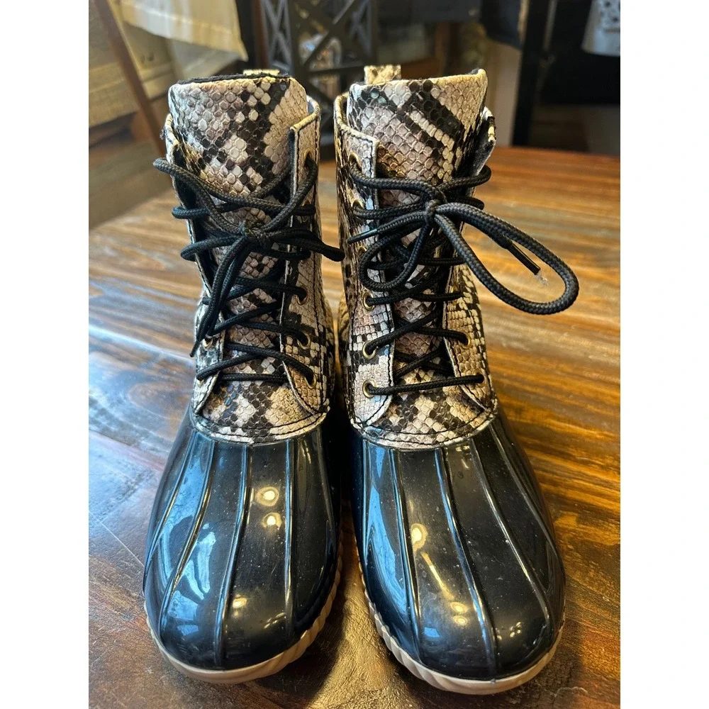 Yoki Womens Snakeskin Print Duck Boots Black Rubber Lace Up Ankle Rain Boots‎ 8